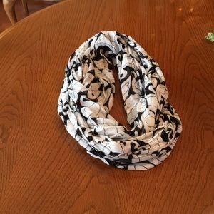 NWOT BLACK AND WHITE INFINITY SCARF